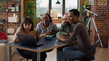 Erkekler ve kadınlar çevrimiçi video konferansında konuşuyor