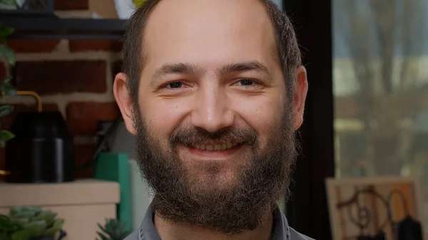 Ritratto di uomo caucasico con barba non rasata sorridente davanti alla telecamera — Foto Stock