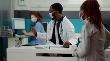 Pratisyen hekim reçeteli tedavi olarak ilaç veriyor.