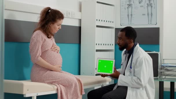 Médico masculino sosteniendo pantalla verde horizontal en la pantalla del comprimido — Vídeos de Stock