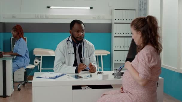아기가 있는 여자에게 알약 한 병을 주는 남자 산부인과 의사 — 비디오