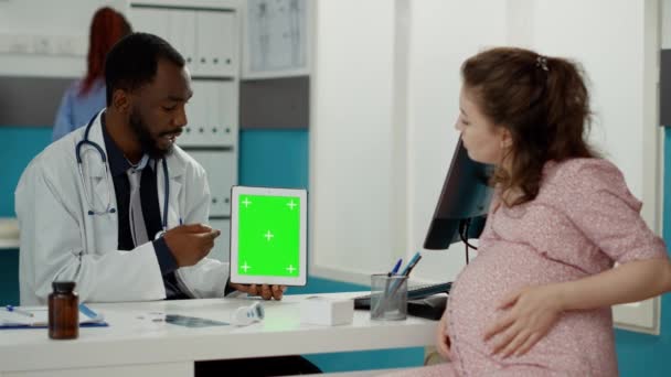 Mujer embarazada y especialista mirando a la pantalla verde — Vídeos de Stock