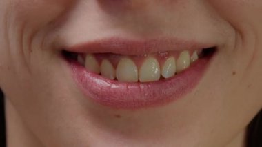 Makro, farklı insanların mutlu yüz ifadelerini gösteren bir montaj görüntüsü.