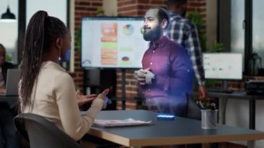 Uzaktan kumandalı hologram kullanan çeşitli iş adamları.