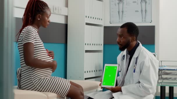 Arzt verwendet Greenscreen-Displayanzeige auf digitalem Tablet bei der Untersuchung — Stockvideo