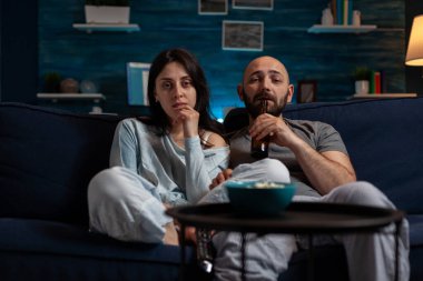 Televizyonda film izleyen kız arkadaş ve erkek arkadaş POV 'u