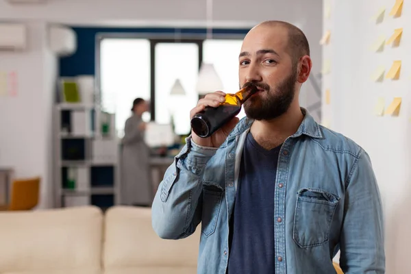 Retrato del hombre de negocios bebiendo cerveza alcohólica de botella —  Fotos de Stock