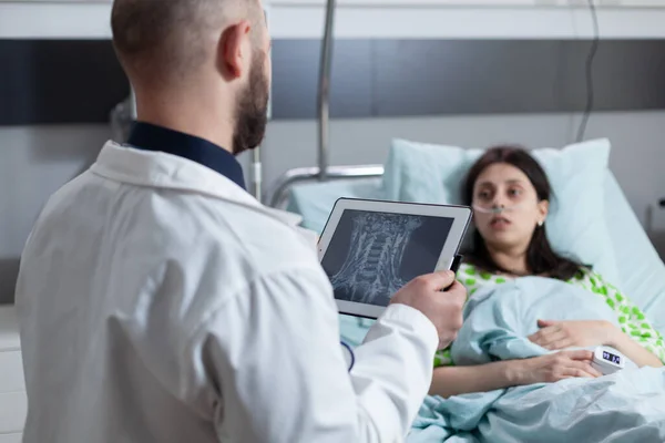 Médecin présentant des options de traitement au patient après le diagnostic de maladie de la gorge en regardant IRM — Photo