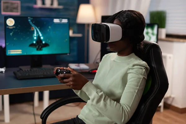 Pro hráčka žena na sobě virtuální realita sluchátka držení herní joystick — Stock fotografie