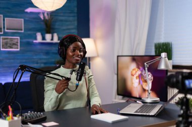 İçerik yaratan kadın mikrofona konuşuyor.