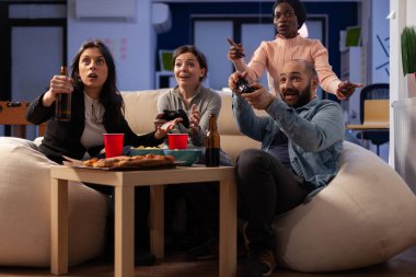 Neşeli iş arkadaşları TV konsolunda video oyunları kazanıyor