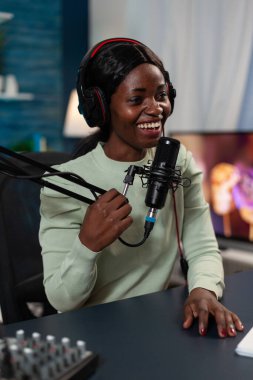 Sosyal medya etkileyicisi mikrofona konuşan vlog kaydediyor