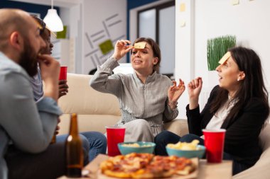 İş adamları sessiz sinema oynuyor ve birlikte eğleniyorlar.