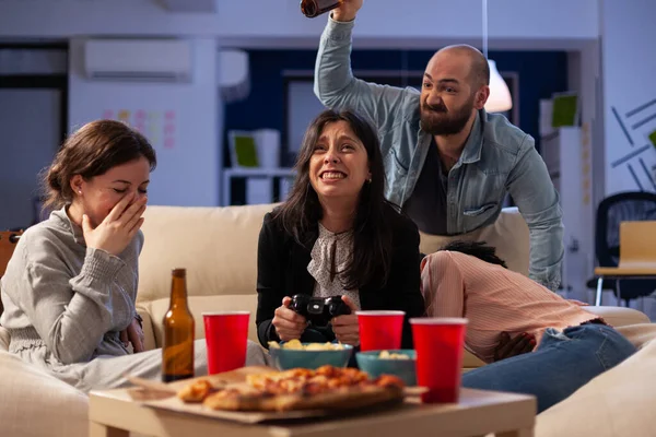 Mujer triste perder el juego de videojuegos en la consola de televisión con controlador —  Fotos de Stock