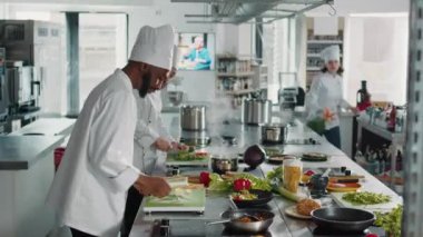 Afro-Amerikan aşçı aromatik sarımsak karanfili kullanarak yemek tarifi yapıyor.