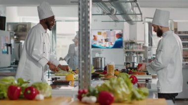 Çeşitli aşçı takımları yemek hazırlıyor.