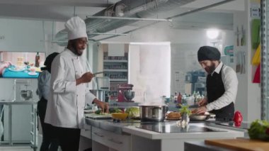 Çok ırklı şef ekibinin POV 'u yemek pişirme videosu gösteriyor