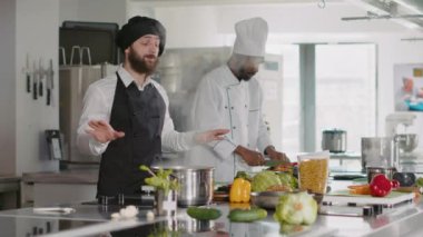 Erkek aşçı POV kamera önünde yemek pişirme gösterisi videosu