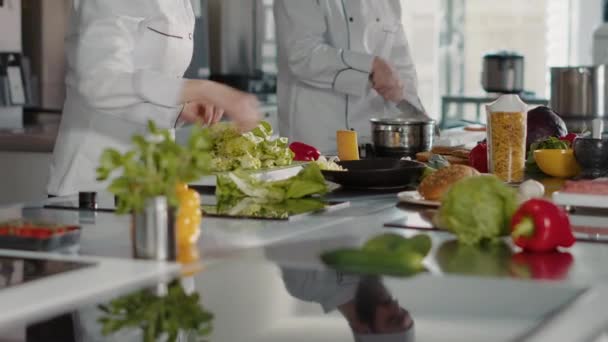 Chef auténtico preparando ensalada verde y hojas de apio — Vídeos de Stock