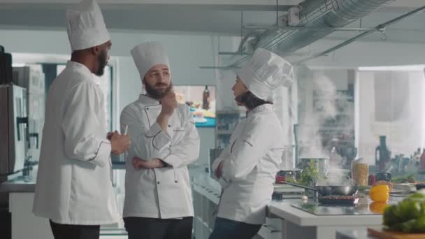 Olika team av kockar som har samtal om matlagning skålen — Stockvideo