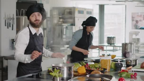 POV de chef gourmet gravação cozinhar mostrar vídeo na câmera — Vídeo de Stock