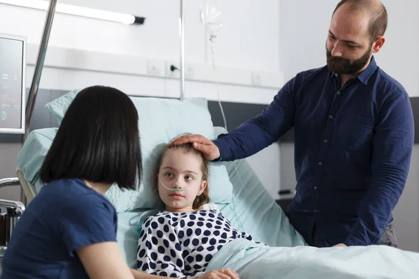 Försiktiga föräldrar pratar med sjuk dotter återhämtningsperiod. — Stockfoto
