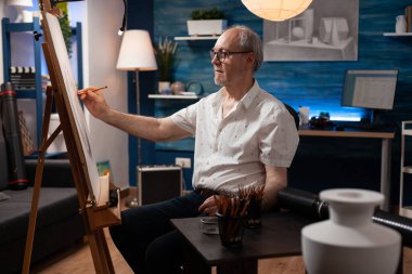 Son sınıf resim öğretmenliği. Keskin kalem kullanarak vazoyu kağıt tuval üzerine çizmek ilham verici.