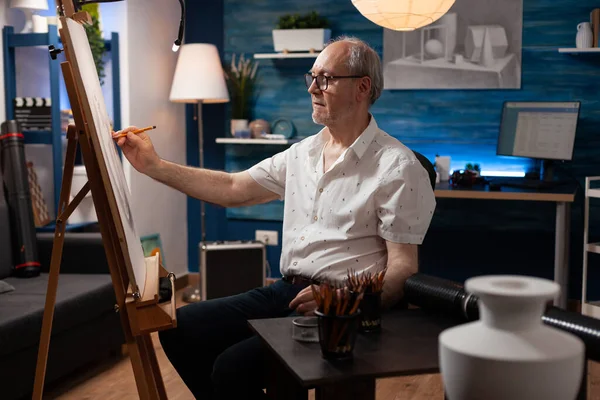 Son sınıf resim öğretmenliği. Keskin kalem kullanarak vazoyu kağıt tuval üzerine çizmek ilham verici.