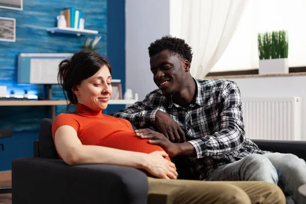 Mutlu müstakbel baba hamile, neşeli eş karnına dokunuyor. — Stok fotoğraf