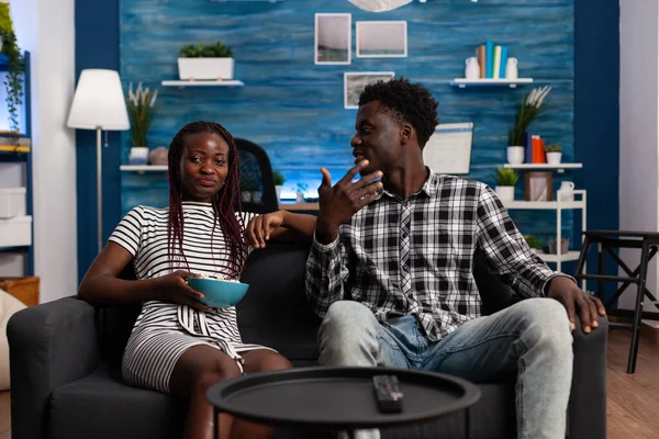 Relajados amigos afroamericanos sentados en el sofá y hablando —  Fotos de Stock