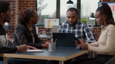 İş stratejisinde işbirliği yapan Afro-Amerikan ekibi