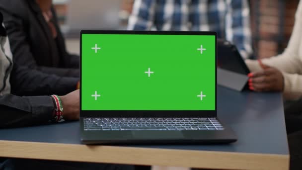 办公室桌上有绿色屏幕背景的笔记本电脑显示屏 — 图库视频影像