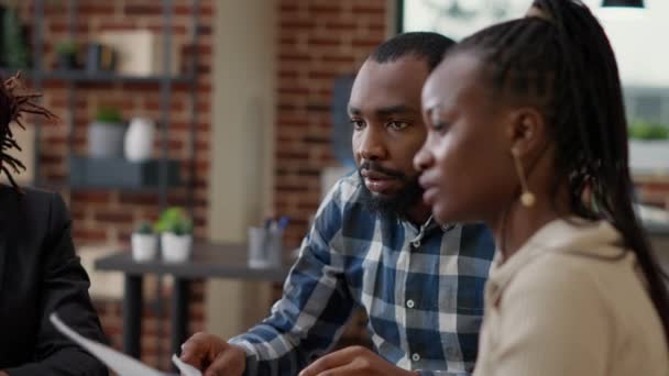 African American startup team συνεργασία με στατιστικά έγγραφα για το έργο — Αρχείο Βίντεο