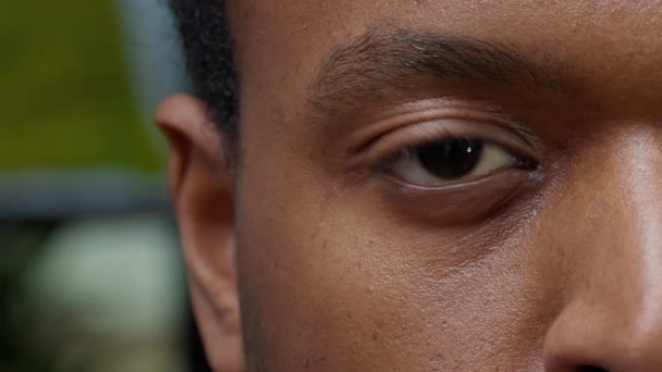 Macro shot di giovane uomo che mostra un occhio e metà del viso — Video Stock
