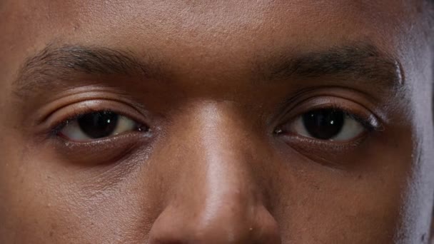 카메라 앞에서 눈을 깜빡이는 아프리카 계 미국인 — 비디오