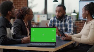 İş adamları laptopta yeşil ekran ile brifing toplantısına katıldılar