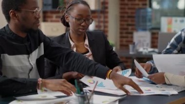 Dosyalarda rapor çözümü arayan Afro-Amerikan ekibi