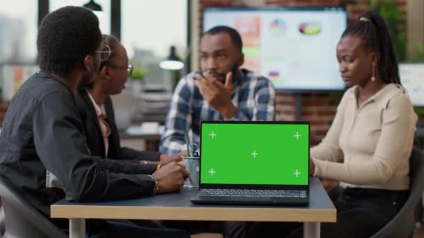 Team van Afrikaanse Amerikanen met laptop met groen scherm — Stockvideo