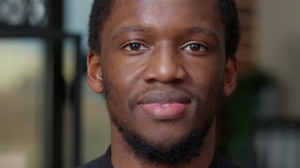 Retrato de diferentes afro-americanos sorrindo na câmera — Vídeo de Stock