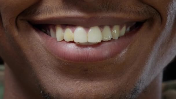 Macro shot collage van authentieke mensen die hun lippen bewegen — Stockvideo