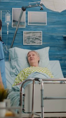 Tıbbi ekip hasta bir hastaya danışmanlık yapıyor.