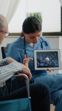 Tabletten virüs animasyonuna bakan engelli bir adam