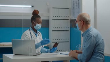 Afrika kökenli Amerikalı kadın elinde ilaç şişesiyle doktor olarak çalışıyor.