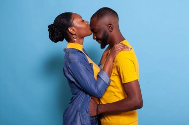 Sevgilin, aşkı ifade etmek için partnerini alnından öpüyor.