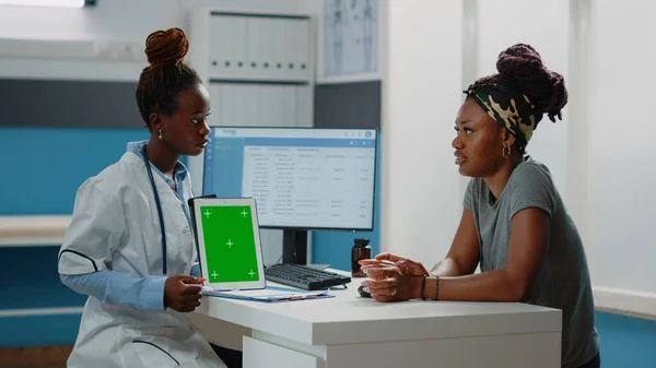 Médecin afro-américain et patient regardant l'écran vert — Photo