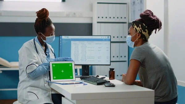Medic tenendo schermo verde orizzontale sul tablet moderno — Foto Stock
