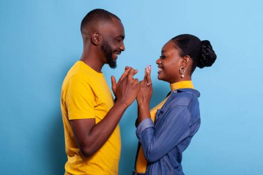 Şans ve şans dilemek için dua eden insanlar.