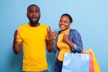 Kız arkadaş alışveriş torbaları almaktan memnun.