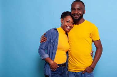 Neşeli insanlar, arka planda sarılıyorlar.