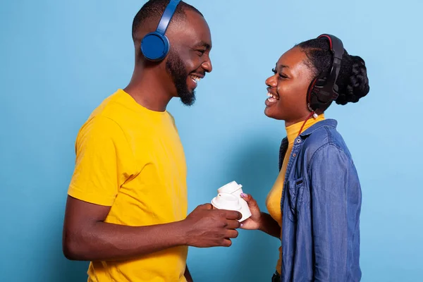 Pessoas românticas se divertindo com música de rádio em fones de ouvido — Fotografia de Stock